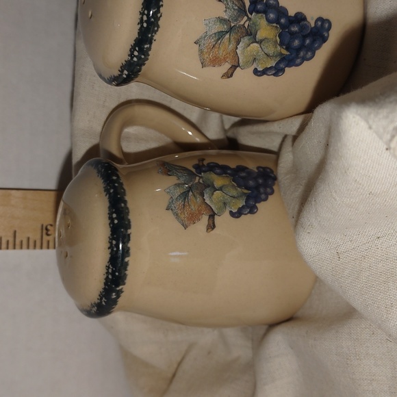 Salt and pepper shakers - Picture 2 of 5